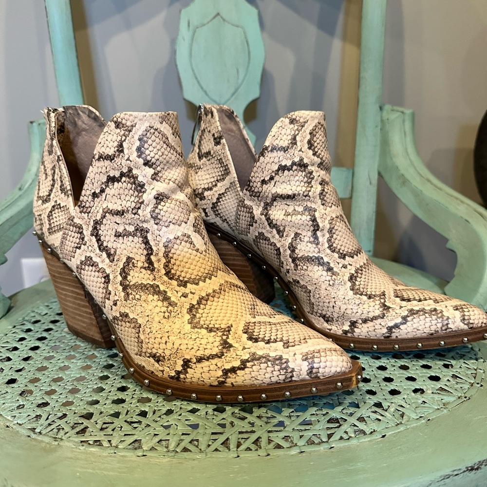 Steve Madden Alyse V Side Snake Print Western Booties